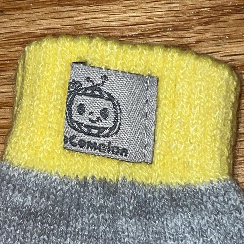 NEW target Socks with matching gloves Gray and yellow 2T, 3T